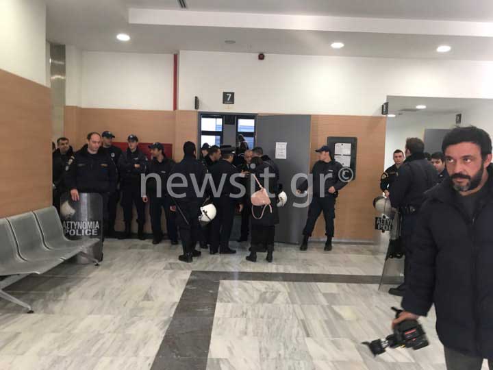 Πλειστηριασμοί: Ξύλο μετάξυ ΜΑΤ - διαμαρτυρόμενων στην Αθήνα 12 e13e887a752f1552cbf1aa90e1e4b746