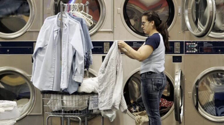 Γιατί πρέπει να πλένουμε δύο φορές τα ρούχα που αγοράζουμε πριν τα φορέσουμε