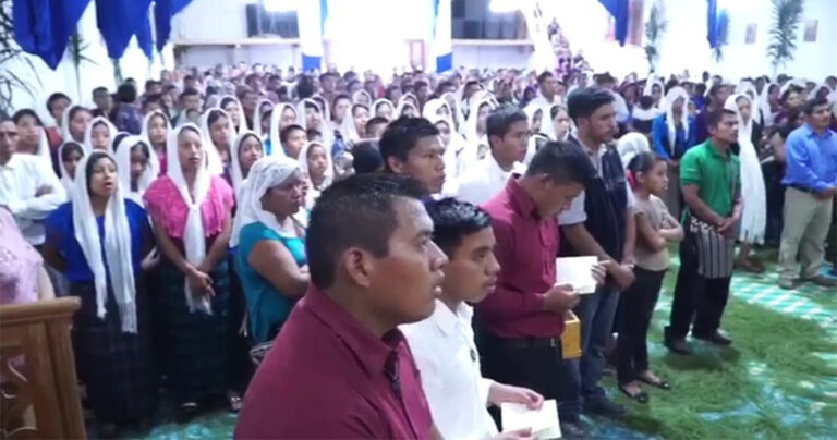 Ινδιάνοι των Μάγια ψέλνουν στα ελληνικά