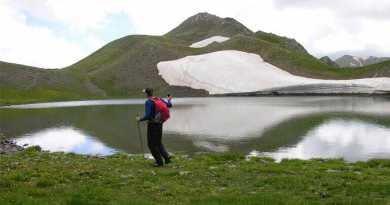 Η ψηλότερη λίμνη της Ελλάδας βρίσκεται στα 2.350 μέτρα υψόμετρο και είναι εξωγήινα όμορφη