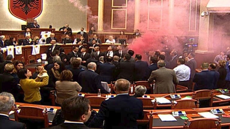 Βουλευτές άναψαν καπνογόνα μέσα στη Βουλή της Αλβανίας