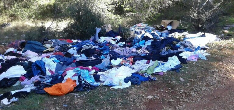 Πετούν τα ρούχα που φθάνουν για βοήθεια στη Μάνδρα