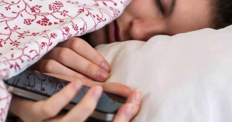 Επιστήμονες: Κρατήστε τα κινητά μακριά από το σώμα σας και κυρίως μακριά από τα παιδιά