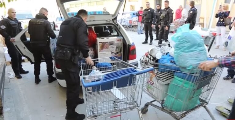 Η ομάδα ΔΙΑΣ πρόσφερε στους αστέγους ρούχα και κουβέρτες