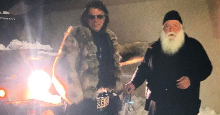 O Ηλίας Ψινάκης μας εύχεται Χρόνια Πολλά και μας λέει «Ευλόγησον»