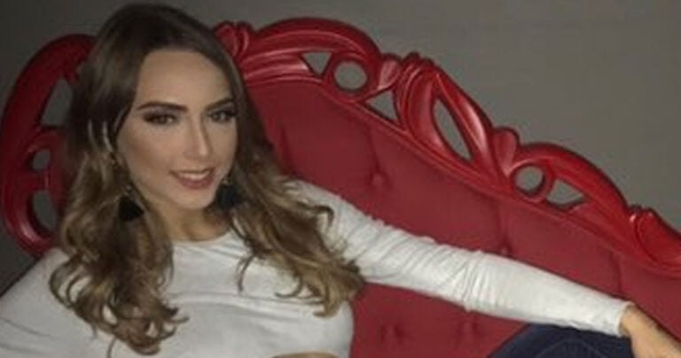 Η κόρη του Εμινεμ έγινε 22 και μας δείχνει τους καλοσχηματισμένους κοιλιακούς της