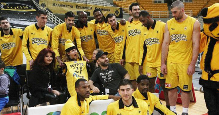 H AEK χάρισε στην Μυρτώ επίσημη φανέλα με το όνομα της