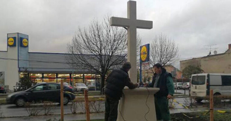 Ουγγαρία: Απάντηση στα Lidl για την αφαίρεση σταυρού από το Ναό της Σαντορίνης