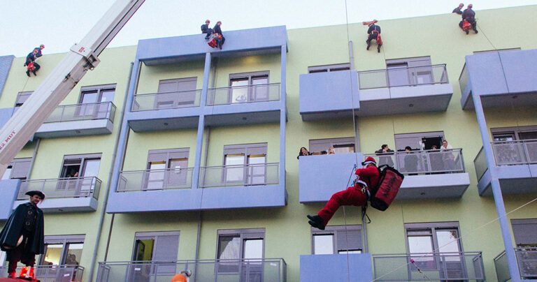 Έλληνες πυροσβέστες και ο Άγιος Βασίλης πήγαν στην Ογκολογική Μονάδα Παίδων