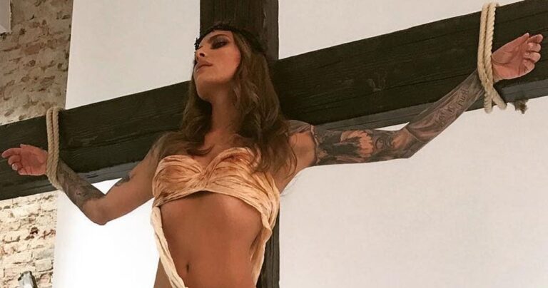 H πιο ένθερμη υποστηρίκτρια της Μέρκελ ποζάρει ως «Εσταυρωμένος»