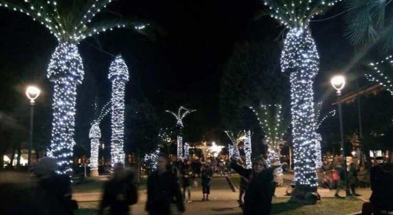 Δήμος στην Ιταλία στόλισε παραλιακή πόλη με πικάντικο τρόπο