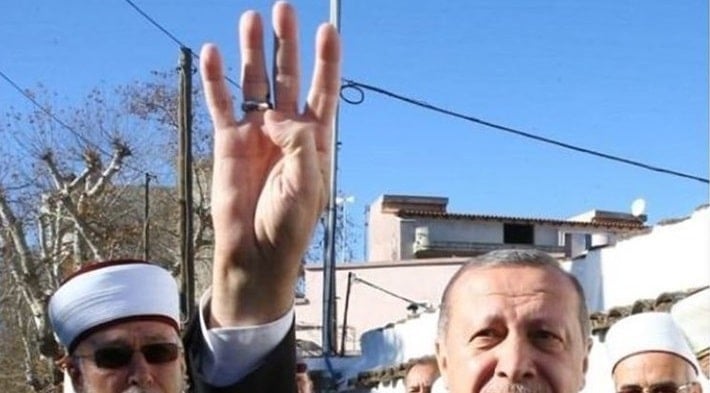 Τι σημαίνει ο χαιρετισμός του Ερντογάν στη Θράκη με τα 4 υψωμένα δάχτυλα