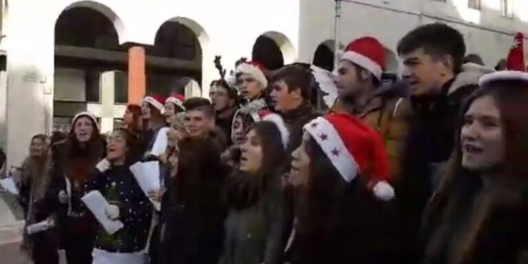 Μαθητές ξεκίνησαν να λένε τα κάλαντα και το γύρισαν σε Κωνσταντίνο Αργυρό
