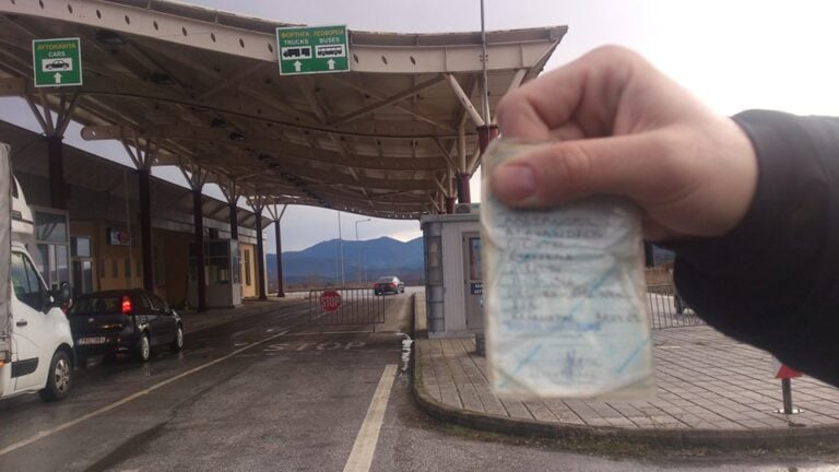 Έλληνας διαμαρτύρεται στα Ελληνοβουλγαρικά σύνορα για τις ελληνικές ταυτότητες