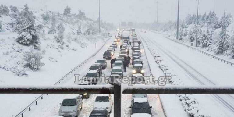 Εγκλωβισμένοι οδηγοί στο χιονιά και ουρές χιλιομέτρων στην εθνική οδό