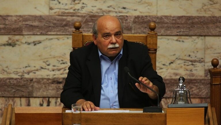 Βούτσης: «Οι Θεσμοί έριξαν τον Σαμαρά τώρα λόγω σταθερότητας στηρίζουν την κυβέρνηση»