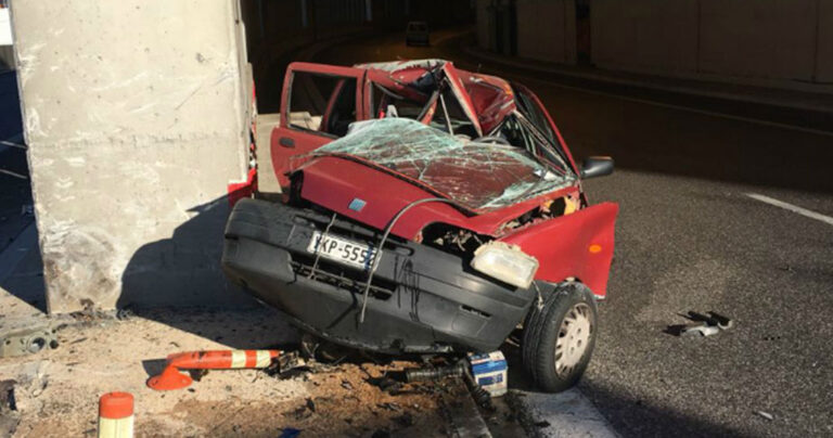 Νεκρή 24χρονη οδηγός από πρόσκρουση σε τοίχο σήραγγας στην Αττική οδό