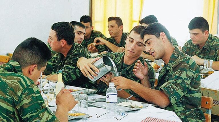 «Μας σερβίρουν συσσίτιο με σκουλήκια» – H καταγγελία νεοσύλλεκτων στο Μεσολόγγι