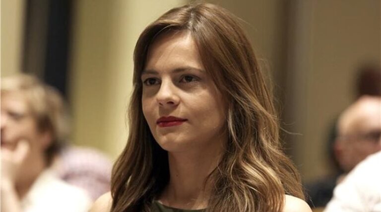 Έφη Αχτσιόγλου: «Αύξηση του κατώτατου μισθού το 2018»