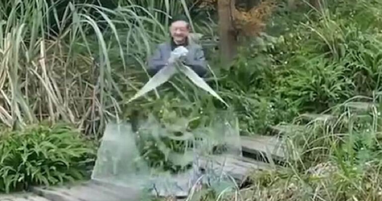 Κινέζος με αόρατη κάπα έχει κάνει το διαδίκτυο να αναρωτιέται τι γίνεται