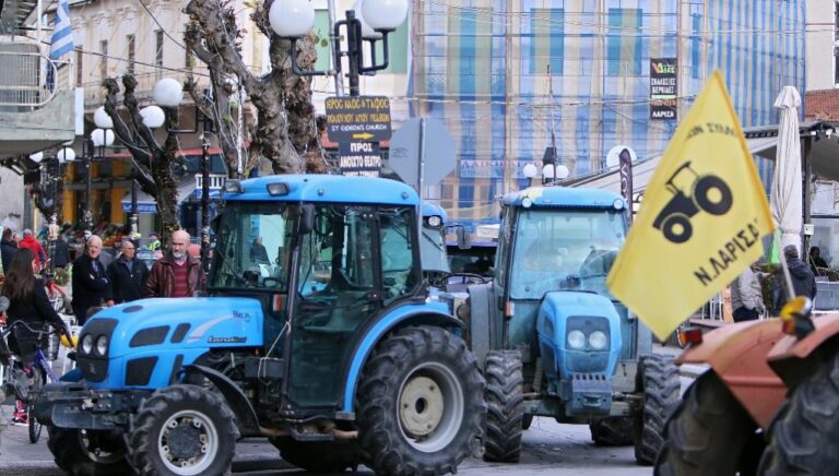 Zεσταίνουν τα τρακτέρ τους οι αγρότες: «Η κυβέρνηση θα μας βρει απέναντί της»