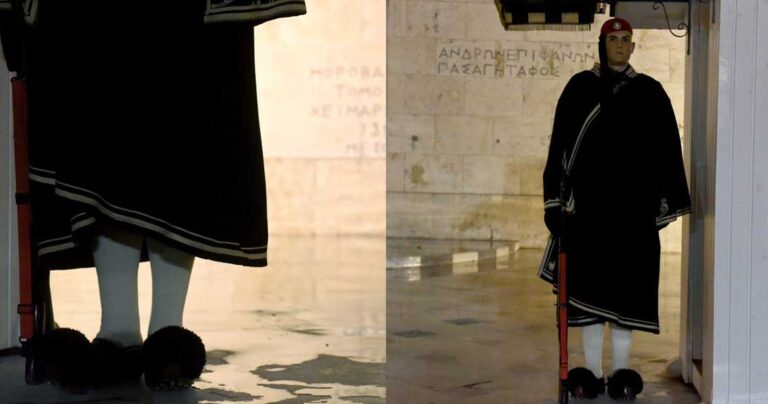 Οι Εύζωνες φόρεσαν τις κάπες τους για να γλιτώσουν από το τσουχτερό κρύο