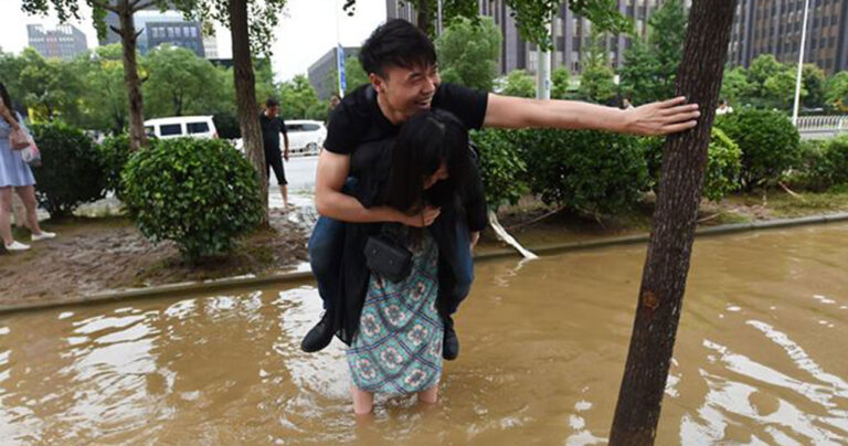 Κοπέλα κουβαλάει το αγόρι της για να μην βραχούν τα ακριβά δερμάτινα παπούτσια του
