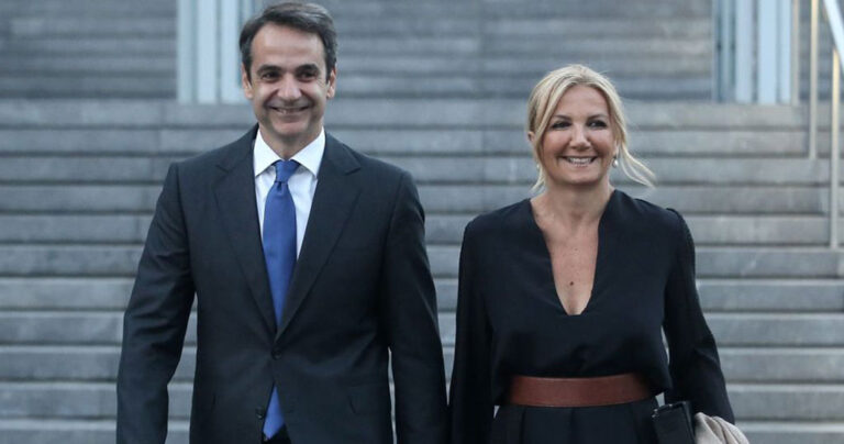 Πόθεν έσχες: Ένα εκατομμύριο ευρώ το ετήσιο εισόδημα του ζεύγους Μητσοτάκη