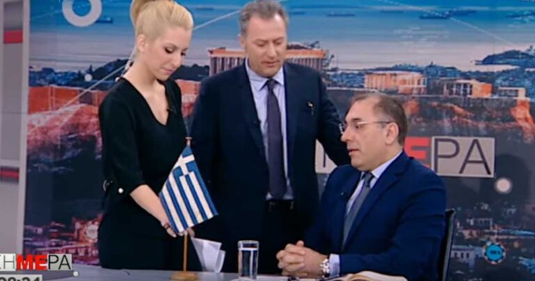 Ο Δ. Καμμένος μπήκε με την Ελληνική Σημαία στο στούντιο του ΣΚΑΪ
