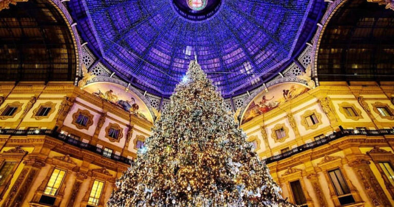 Μιλάνο: Στόλισαν δέντρο με 10.000 στολίδια, 1.000 κρυστάλλους Σβαρόβσκι και 36.000 λαμπάκια 