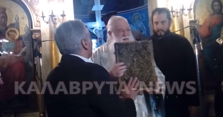 Ο Σκουρλέτης αρνήθηκε να φιλήσει το Ευαγγέλιο