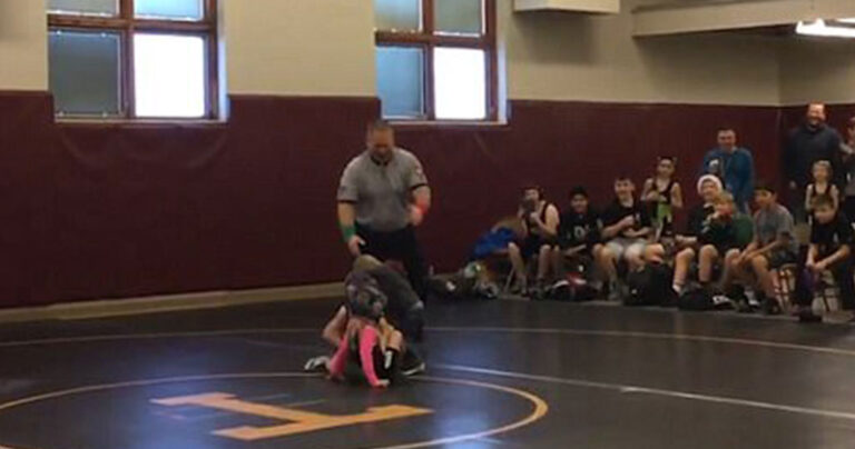 Αγόρι έτρεξε να σώσει την αδελφή του σε αγώνα πάλης γιατί νόμιζε ότι ήταν αληθινός