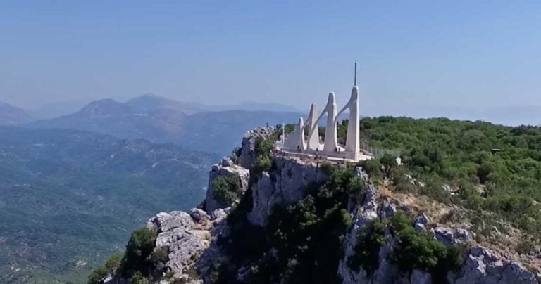 Σαν σήμερα ο Χορός του Ζαλόγγου – Πτήση πάνω από το βράχο που έπεσαν