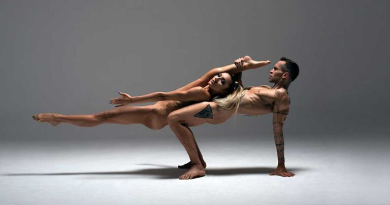 Αθλητές φωτογραφίζονται γuμνοί για καλό σκοπό για ημερολογίου του 2018