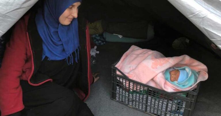 Μετανάστρια στη Λέσβο έβαλε το μωρό της να κοιμηθεί σε τελάρο