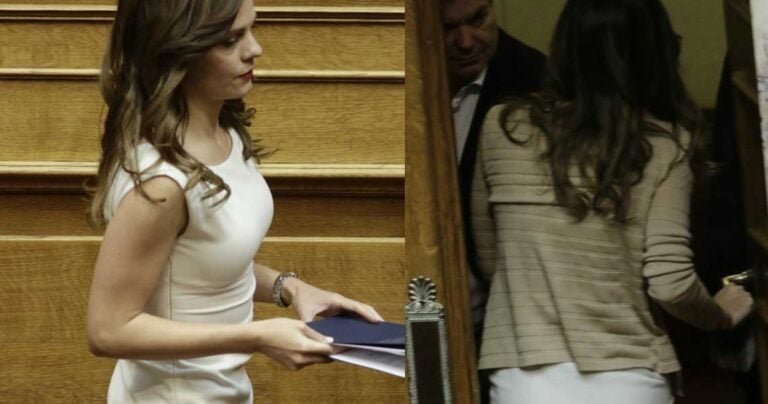 Με κολλητό λευκό διάφανο φόρεμα η Αχτσιόγλου στη βουλή
