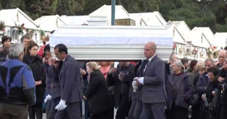 Στο ίδιο λευκό φέρετρο η μητέρα με την κόρη της στους Αγίους Αναργύρους