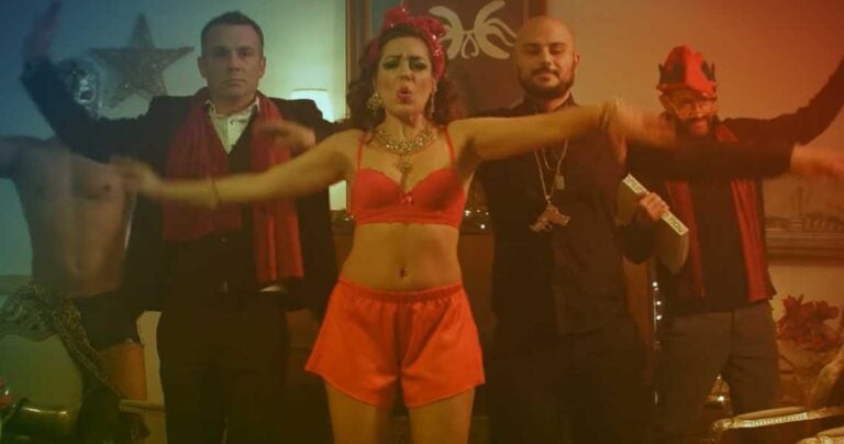 «Καλά Χριστούγεννα Μαλάκα»: Η Αννα Γούλα επιστρέφει με καινούργιο βίντεο κλιπ