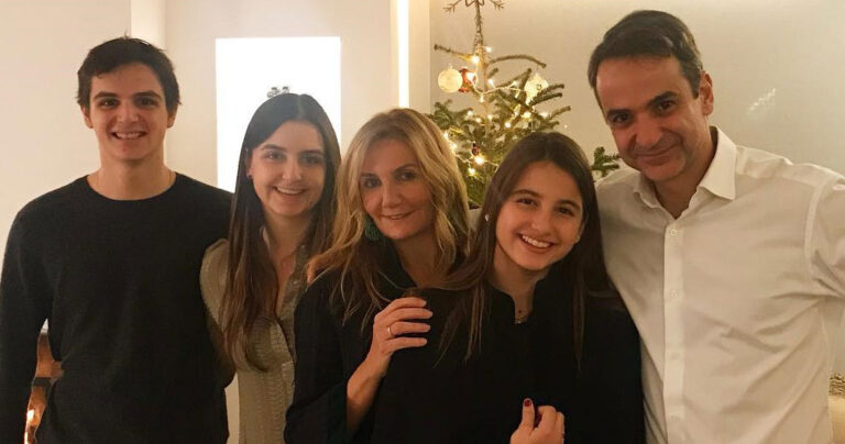O Κ. Μητσοτάκης μας εύχεται «Καλά Χριστούγεννα» με μια οικογενειακή φωτογραφία