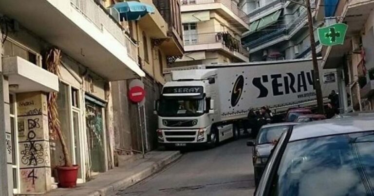 Θεσσαλονίκη: Νταλίκα «σφήνωσε» στα στενά της Άνω Πόλης