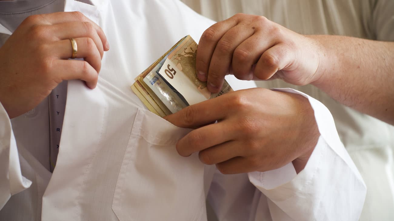 Συνελήφθη επ΄αυτοφώρω και δεύτερος γυναικολόγος με φακελάκι 800 ευρώ 21 d704d21a518d748e7ed3d6da124631eb