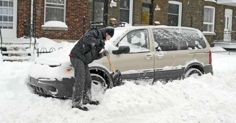 Μητέρα και παιδί πεθαίνουν ενώ ο πατέρας αφαιρούσε το χιόνι γύρω από το αμάξι