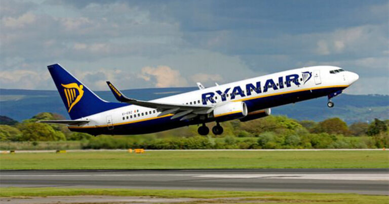 Ryanair: Αλλάζει την πολιτική χειραποσκευών