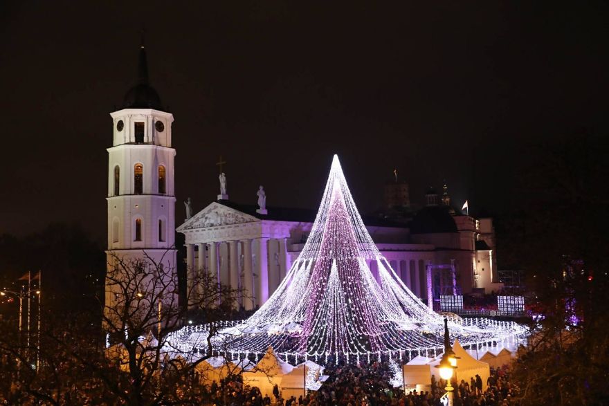 vilnius does it again spectacular christmas tree illuminated by 70000 lightbulbs starts festive season in lithuanias capital 5a2511928c972 880