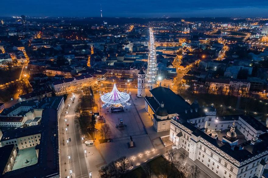 vilnius does it again spectacular christmas tree illuminated by 70000 lightbulbs starts festive season in lithuanias capital 5a251196e4779 880