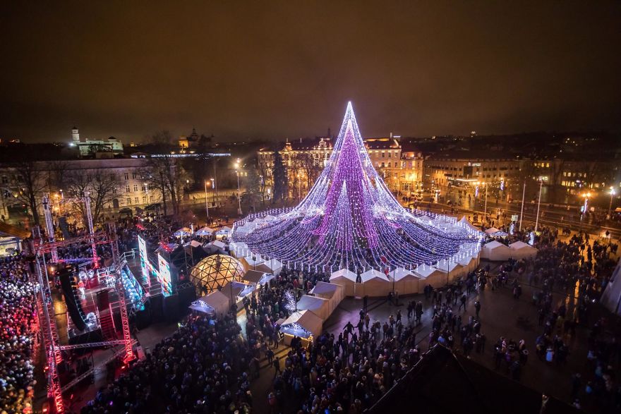 vilnius does it again spectacular christmas tree illuminated by 70000 lightbulbs starts festive season in lithuanias capital 5a251198a34ba 880