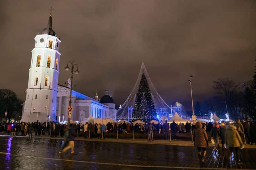 vilnius does it again spectacular christmas tree illuminated by 70000 lightbulbs starts festive season in lithuanias capital 5a251a3887d15 880