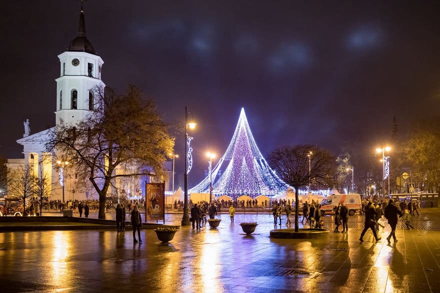 vilnius does it again spectacular christmas tree illuminated by 70000 lightbulbs starts festive season in lithuanias capital 5a2554e30cd34 880