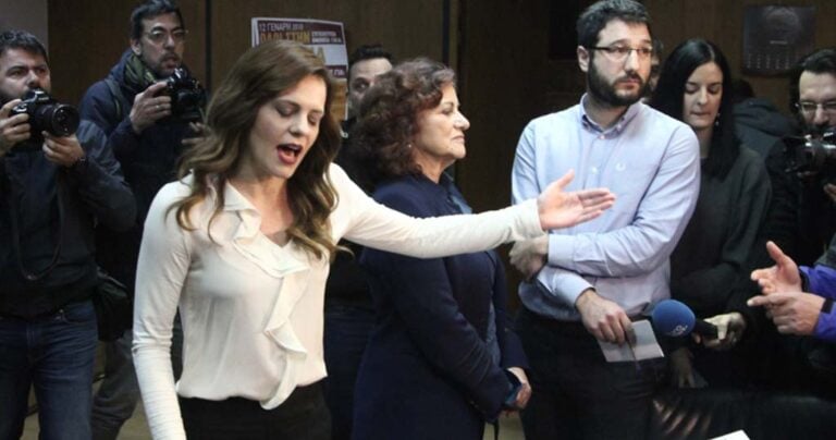 Εισέβαλαν μέλη του ΠΑΜΕ στο γραφείο της Αχτσιόγλου για να πάρει πίσω το νομοσχέδιο