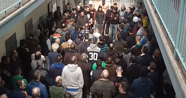 Ο αποχαιρετισμός των κρατουμένων των φυλακών Κορυδαλλού στον Βασίλη Στεφανάκο